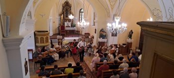 Koncert Dévai Nagy Kamilly a skupiny Krónikás Zenede v rímskokatolíckom kostole v Novej Bašte